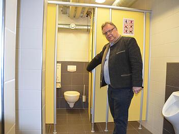 Martin Stingl führt durch alle Räume, und zeigt, dass die Frankenhalle nicht unter ihrem Einsatz als Flüchtlingsunterkunft gelitten hat. Fotos: Rainer Lutz