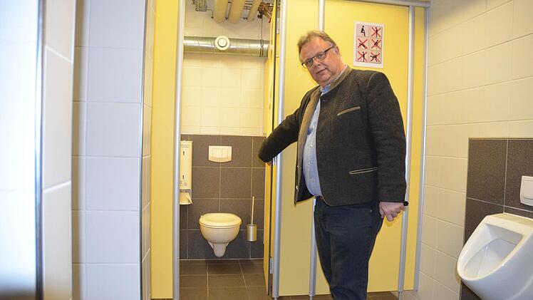 Martin Stingl führt durch alle Räume, und zeigt, dass die Frankenhalle nicht unter ihrem Einsatz als Flüchtlingsunterkunft gelitten hat. Fotos: Rainer Lutz