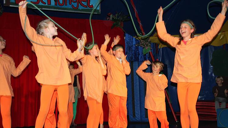 Offensichtlich haben die Kinder viel Spaß auf der Bühne - auch wenn manchmal ein einstudierter Trick nicht gleich klappt. Foto: Ulrike Müller