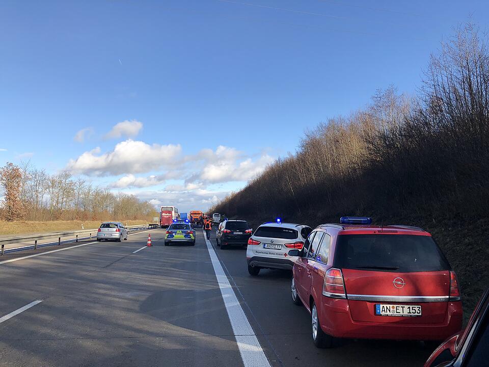Mittelfranken: Bus mit 26 Schülern verunglückt auf A7 – mehrere Verletzte