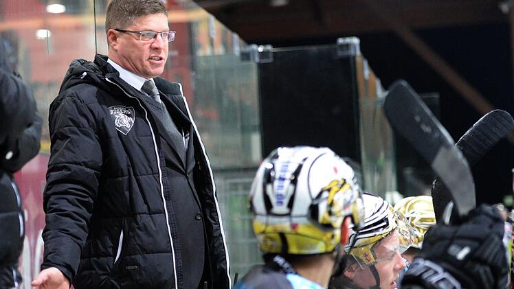 Wegen "Kommunikationsproblemen" wollen sich die Gesch&auml;ftsf&uuml;hrer der Tigers, Matthias und Margit Wendel, von Trainer Sergej Wa&szlig;miller (links) trennen.  Foto: Peter Mularczyk/Archiv