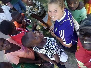 Katharina Engel im Kreis der Mädchen, die Fußball als ihre Bestimmung ansehen.: privat