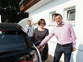 Stadtwerke-Geschäftsführerin Anja Binder und Bürgermeister Armin Warmuth schließen symbolisch ein Elektrofahrzeug an die neue Stromzapfsäule an. Foto: Arkadius Guzy