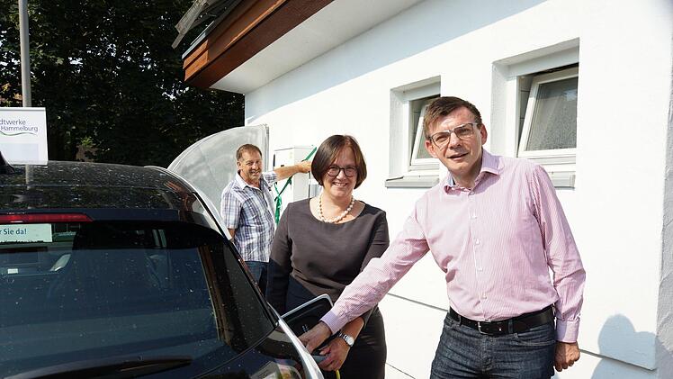 Stadtwerke-Geschäftsführerin Anja Binder und Bürgermeister Armin Warmuth schließen symbolisch ein Elektrofahrzeug an die neue Stromzapfsäule an. Foto: Arkadius Guzy