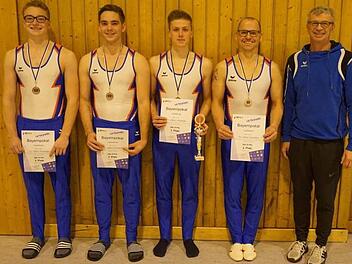 Mit der Bronze-Medaille durften sich die Turner des TV Michelau Max Mantel, Michael Weigand, Nicolas Sauer und Martin Rostalski beim Landesfinale des Bayernpokals in Bamberg zufriedengeben. Betreut wurde die Mannschaft von Clemens Weisser (rechts).  Foto: Klas Gagel