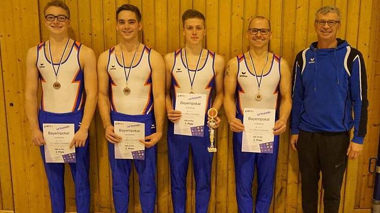 Mit der Bronze-Medaille durften sich die Turner des TV Michelau Max Mantel, Michael Weigand, Nicolas Sauer und Martin Rostalski beim Landesfinale des Bayernpokals in Bamberg zufriedengeben. Betreut wurde die Mannschaft von Clemens Weisser (rechts).  Foto: Klas Gagel