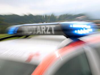 In Untertheres ist ein Autofahrer gegen einen Baum gefahren. Der 31- J&auml;hrige wurde schwer verletzt. Symbolfoto: Stephan Jansen/dpa