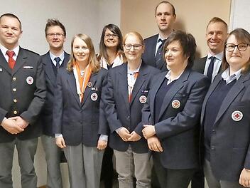 Die BRK-Bereitschaft Meeder ehrte langjährige Mitglieder: von links Kreisbereitschaftsleiter Claus Weigand, Michael Höfer, Cornelia Bromme, Ivonne Bräutigam, Beate Simon, Marcel Meyer, Daniela Rüger-Meyer, Bürgermeister Bernd Höfer und Manuela Rüger. Foto: Karin Günther