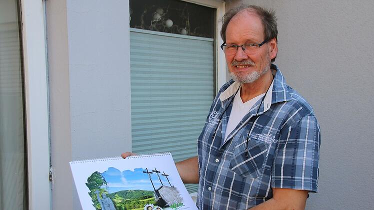 Teddy Katzenberger zeigt seinen neuen Kalender mit Fotos aus der Rhön, Foto: Thomas Malz