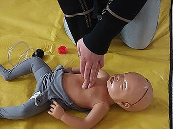 Kitzingen: Erste Hilfe am Kind, Rechte und Co. - Kurs für angehende Babysitter angeboten Kitzingen: Erste Hilfe am Kind, Rechte und Co. - Kurs für angehende Babysitter angeboten