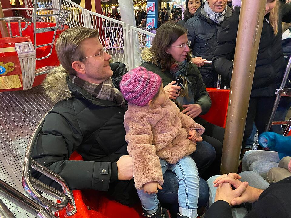 Glühwein, Bratwurst - Und Riesenrad: Winterdorf in Nürnberg eröffnet