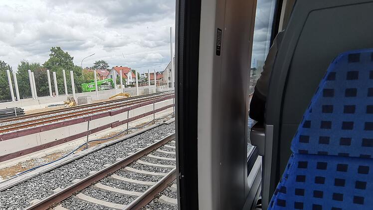 Bahnausbau, Bauarbeiten, Gleisarbeiten, Bahnstrecke gesperrt, Zugverkehr, Schienenersatzverkehr, Sperrung