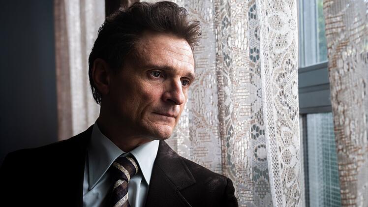 Der Showmaster Hans Rosenthal (Florian Lukas) in einem nachdenklichen Moment. Das Biopic "Rosenthal" zum 100. Geburtstag des legend&auml;ren Showmasters thematisiert einen Konflikt des Holocaust-&Uuml;berlebenden zwischen einer Jubil&auml;umssendung und dem Gedenken an die Reichsprogromnacht am 9. November 1978.