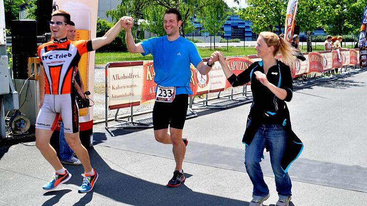 Die Aktion "Jeder kann Triathlon", die zur Zeit vom ATS und ASV Kulmbach mit dem FItnessstudio "fitnfun" ausrichtet, stellte auch eine Staffel mit Nina Moritz (rechts) als Schwimmerin, Michael Lindner (Mitte) als Läufer und Heinrich Hofmann (links) als Radfahrer.