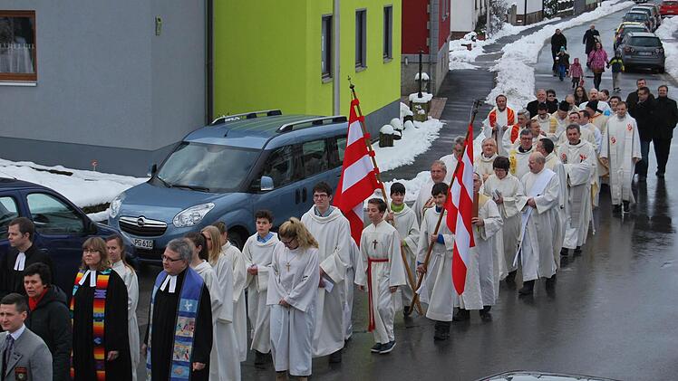 Festlicher Marsch durch Schondra.  Foto: Horst Conze