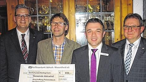 Firmen & Fakten: Spenden&uuml;bergabe der VR-Bank in Abtswind