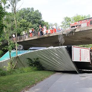c_Lkw abgestürzt Unfall 13