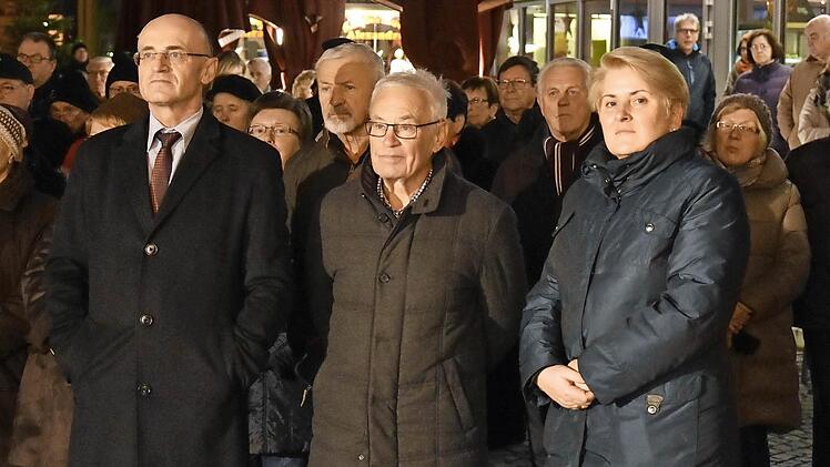 Zum Neujahrsempfang waren auch Landrat Wilhelm Schneider (links) und seine Frau Larissa (rechts) sowie der ehemalige Landrat und Ehrenbürger der Stadt Haßfurt, Rudolf Handwerker (Mitte) gekommen.