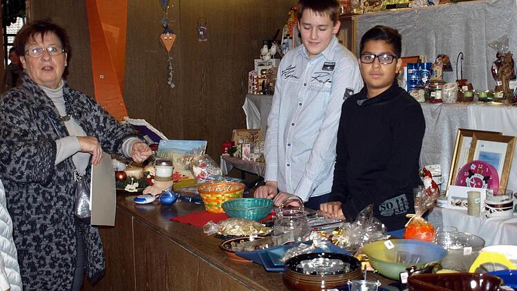 Viel zu sehen gab es beim Weihnachtsmarkt in Wallenfels. Foto: Susanne Deuerling