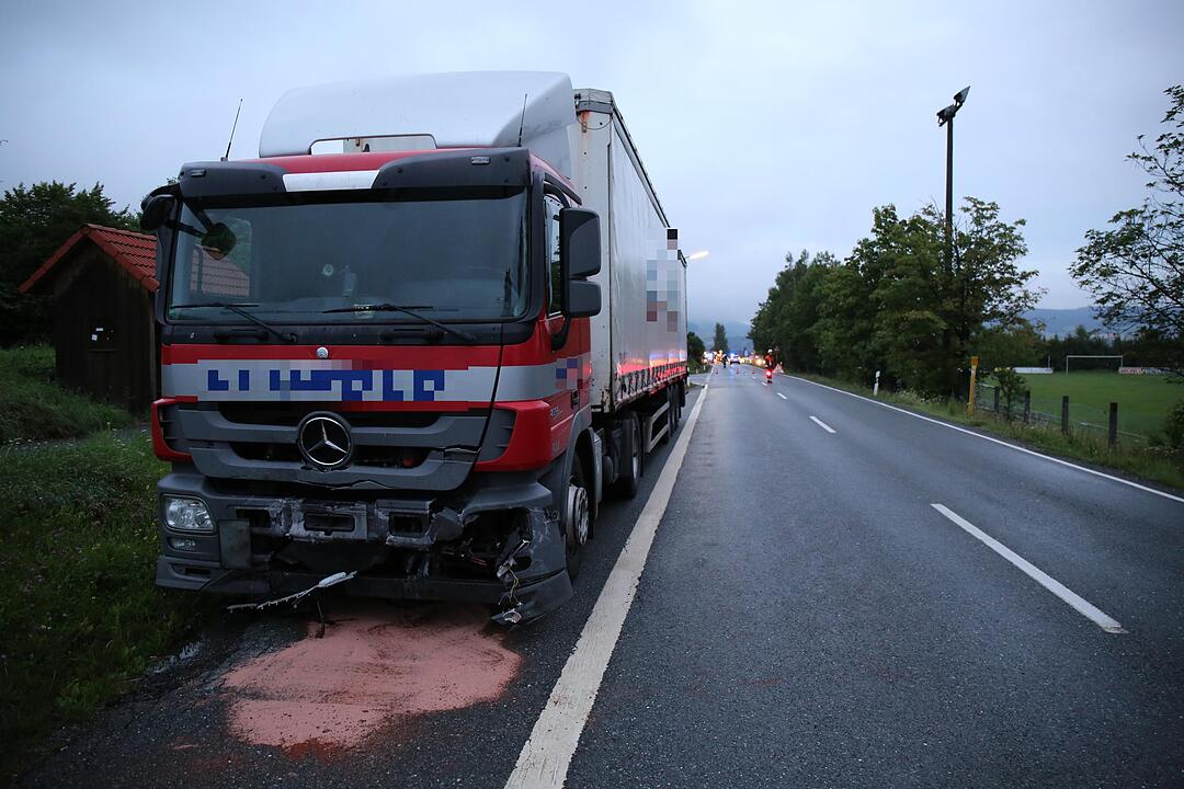 Kreis Kronach: Auto und Lkw kollidieren frontal – Zwei junge Menschen schwer verletzt