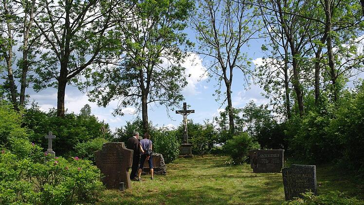 Direkt neben dem alten Munitionslager der US-Army trafen sich Besucher am Reußendorfer Friedhof. Foto: Stephanie Elm