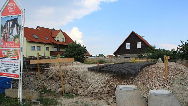 Im Baugebiet Stangenlohe wird im Moment viel gebaut. Hier entsteht ein "normales" Haus, kein Erdhügelhaus.