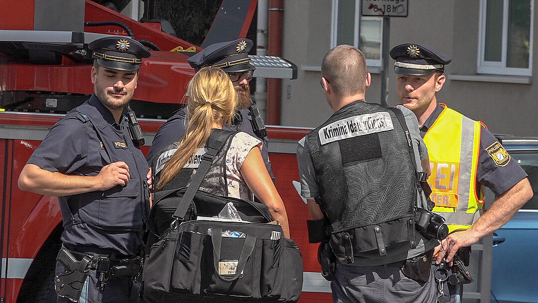 Dachstuhl eines Mehrfamilienhauses fängt Feuer