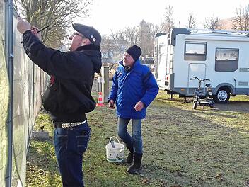 Florian Dominka (links) und Alexander Baginski beim Reparieren des Fotozauns am Wohnmobilstellplatz. "Jetzt, wo noch nicht so viele Leute da sind, haben wir noch Zeit für solche Arbeiten", sagt Baginski.