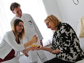 Dr. Frank Schröder und Larissa Weinhold (links) bringen Diabetespatientin Annette Wagner das Insulinspritzen bei. Foto: Teresa Hirschberg