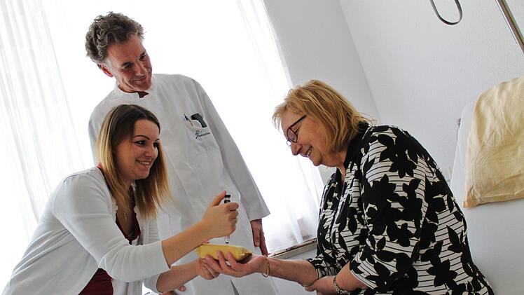 Dr. Frank Schröder und Larissa Weinhold (links) bringen Diabetespatientin Annette Wagner das Insulinspritzen bei. Foto: Teresa Hirschberg