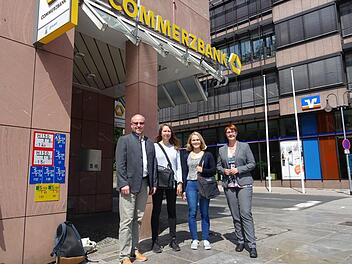 Martin Kremer (von links) und Elke Sch&auml;fer (rechts) von der Commerzbank mit den Umweltpraktikantinnen Tina Hartung, die die Nachfolge von Lara Niedling antritt. Foto: Commerzbank