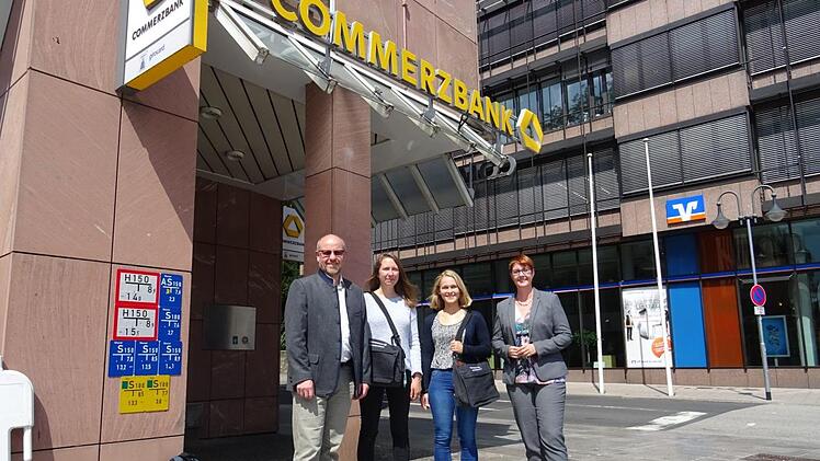 Martin Kremer (von links) und Elke Sch&auml;fer (rechts) von der Commerzbank mit den Umweltpraktikantinnen Tina Hartung, die die Nachfolge von Lara Niedling antritt. Foto: Commerzbank