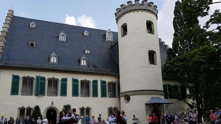 Die Volkstanzgruppe der Landjugend Fechheim tanzt eine Kreuzpolka, wie schon zu Alberts Zeiten  auf der Wiese vor dem Schloss. Foto: Manja von Nida