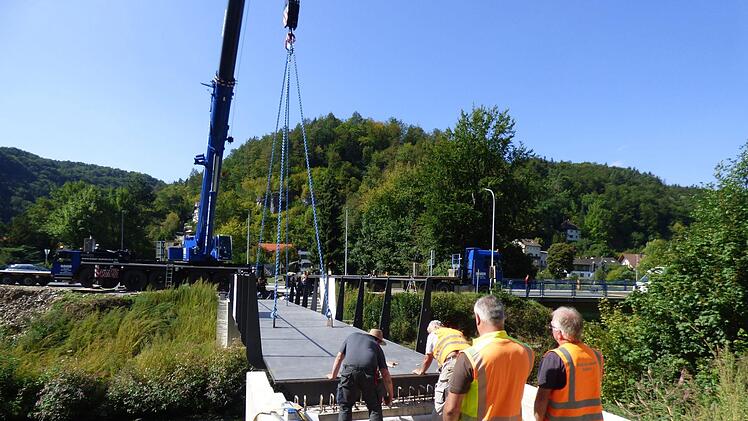 Die Radwegbrücke wird eingepasst. Foto: Thomas Weichert