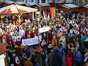 Die Sternsinger machten auch Halt auf dem Lichtenfelser Marktplatz. Fotos: Gerd Klemenz