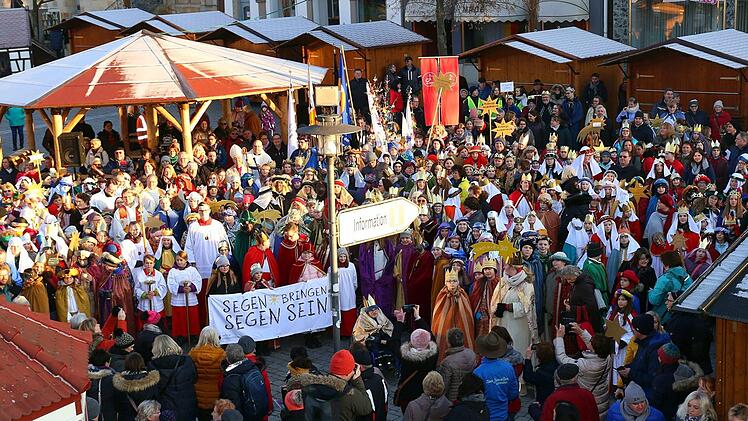 Die Sternsinger machten auch Halt auf dem Lichtenfelser Marktplatz. Fotos: Gerd Klemenz