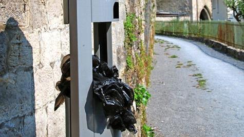 Weil die Hundestationen nicht geleert wurden, stapeln sich die vollen Tüten. Es stinkt zum Himmel.  Foto: Thomas Malz
