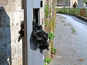 Weil die Hundestationen nicht geleert wurden, stapeln sich die vollen Tüten. Es stinkt zum Himmel.  Foto: Thomas Malz