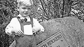 „A fescher Bursch“: Werner Eichler als Siebenjähriger am Friedrich-Rückert-Denkmal in Ebern