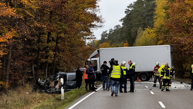 T&ouml;dlicher Unfall im Kreis Ansbach - Van kollidiert mit Lkw
