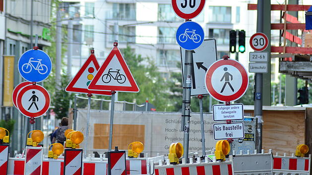 Schilder, Regelung, Werktags