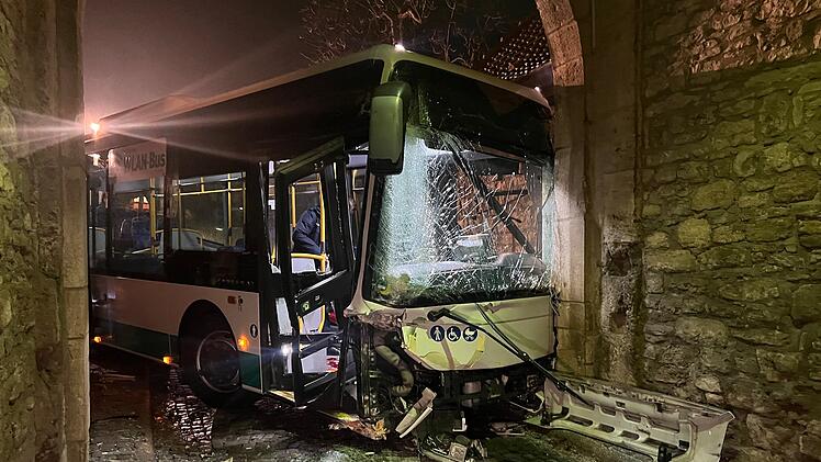 Schwerverletzter bei Bus-Unfall im Kreis Würzburg