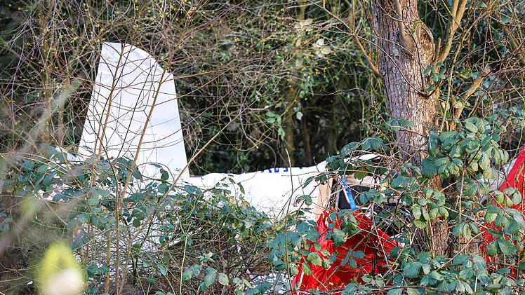 In Würzburg gestartet: Kleinflugzeug stürzt in Garten in Sauerland - Pilot tot