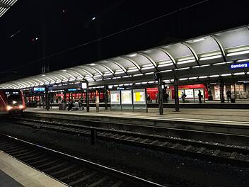 Aufregung am Bamberger Bahnhof: Einsatz löst Spekulationen im Netz aus Bahnhof Bamberg bei Dunkelheit