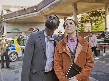 Zwei Menschen sind von einem Londoner Hochhaus gest&uuml;rzt und niemand wei&szlig;, warum.  Sonderermittlerin Sarah Collins (Gemma Whelan) und ihr Kollege Steve Bradshaw (Jimmy Akingbola) ermitteln.