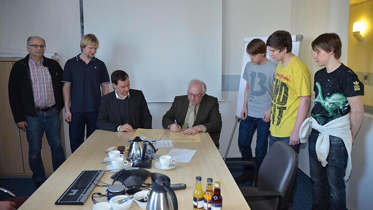 Unterzeichnung des Kooperationsvertrages. Sitzend: Geschäftsführer Wolfgang Wondra (links) und Rektor Günther Hanna. Stehend von links Wolfgang Köhn (verantwortlicher Pädagoge für Arbeitskreis Schule/Wirtschaft), Pierre Dettmann (Ausbilder), Jonas Pietz, Patrick Pudel und Pascal Förtsch (Schüler der 8. Klasse der Mittelschule Pressig).  Fotos: K.-H. Hofmann