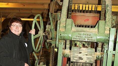 Die Organisatorin der Walderlebnistage, Ingrid Flieger, darf auch mal am Rad der Schneidmühle drehen.