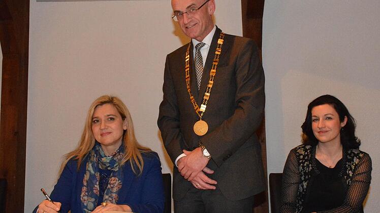 Melanie Huml beim Eintrag ins Goldene Buch des Marktes Maroldsweisach. Daneben Bürgermeister Wilhelm Schneider und MdB Bär.  Foto: Gerhard Schmidt