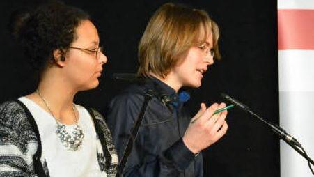 Malin Makinya (Olympia-Morata-Gymnasium Schweinfurt) und Julius Nebel (Clavius-Gymnasium Bamberg) beim Wettbewerb "Jugend debattiert"  Foto: Björn Hein