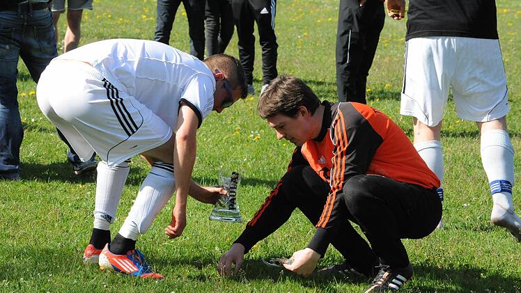 Ordentliche Meister: Wenn ein Glas kaputt geht, werden die Scherben sorgfältig eingesammelt. Foto: Hopf